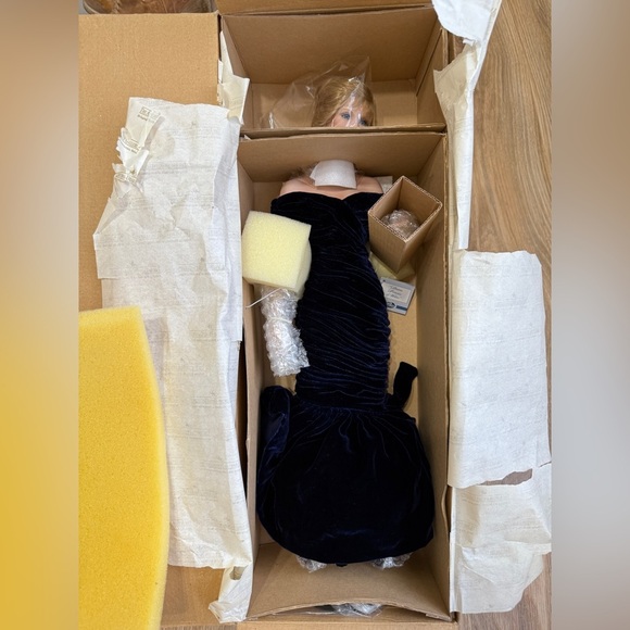 DIANA Princess of Wales Ashton Drake Porcelain By Titus Tomescu Porcelain Doll - Picture 6 of 6